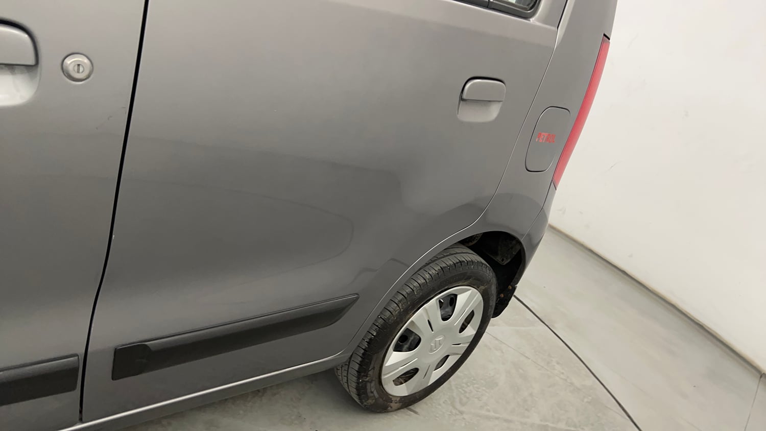 Used 2018 Maruti Suzuki Wagon R VXI Petrol Manual dents MINOR DENT
