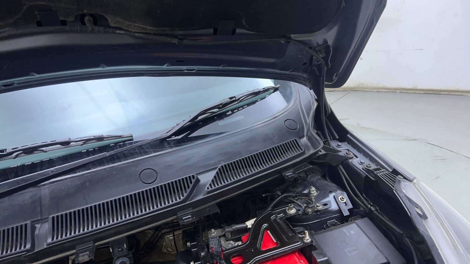 Used 2019 Ford Figo Titanium 1.2 Ti-VCT MT Petrol Manual engine ENGINE LEFT SIDE HINGE & APRON VIEW