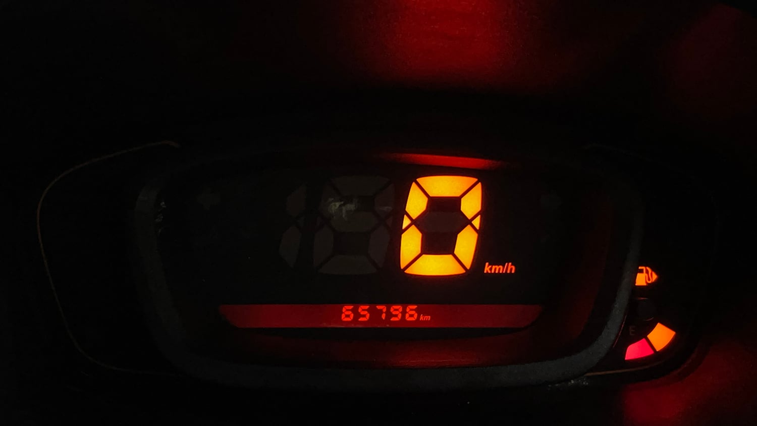 Used 2016 Renault Kwid 1.0 RXT Petrol Manual interior CLUSTERMETER VIEW