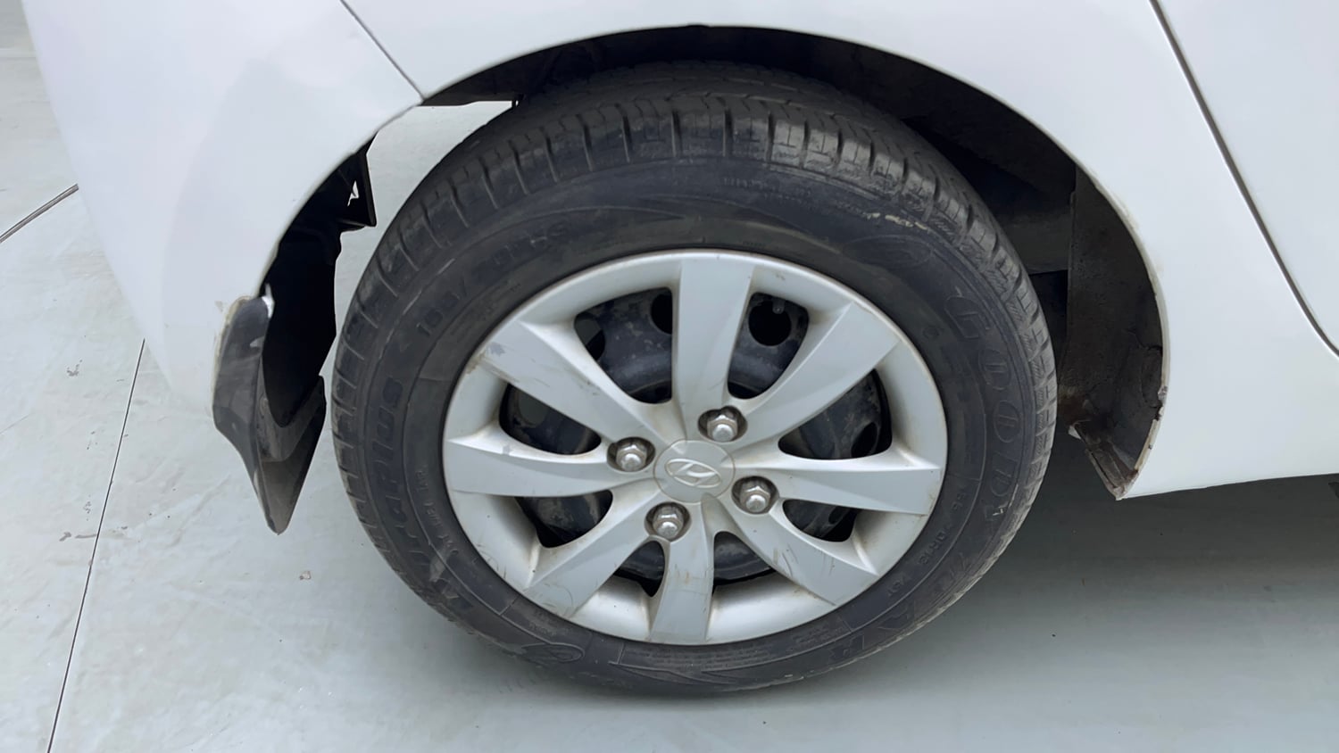 Used 2013 Hyundai Eon Sportz Petrol Manual tyres RIGHT REAR TYRE RIM VIEW