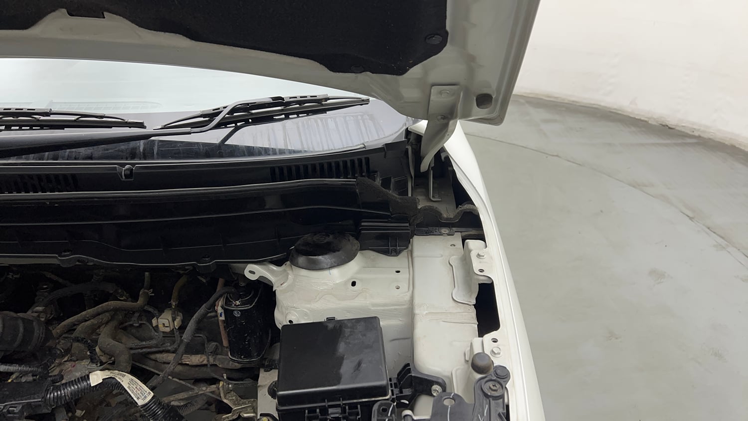Used 2022 Maruti Suzuki Brezza ZXi Petrol Manual engine ENGINE LEFT SIDE HINGE & APRON VIEW