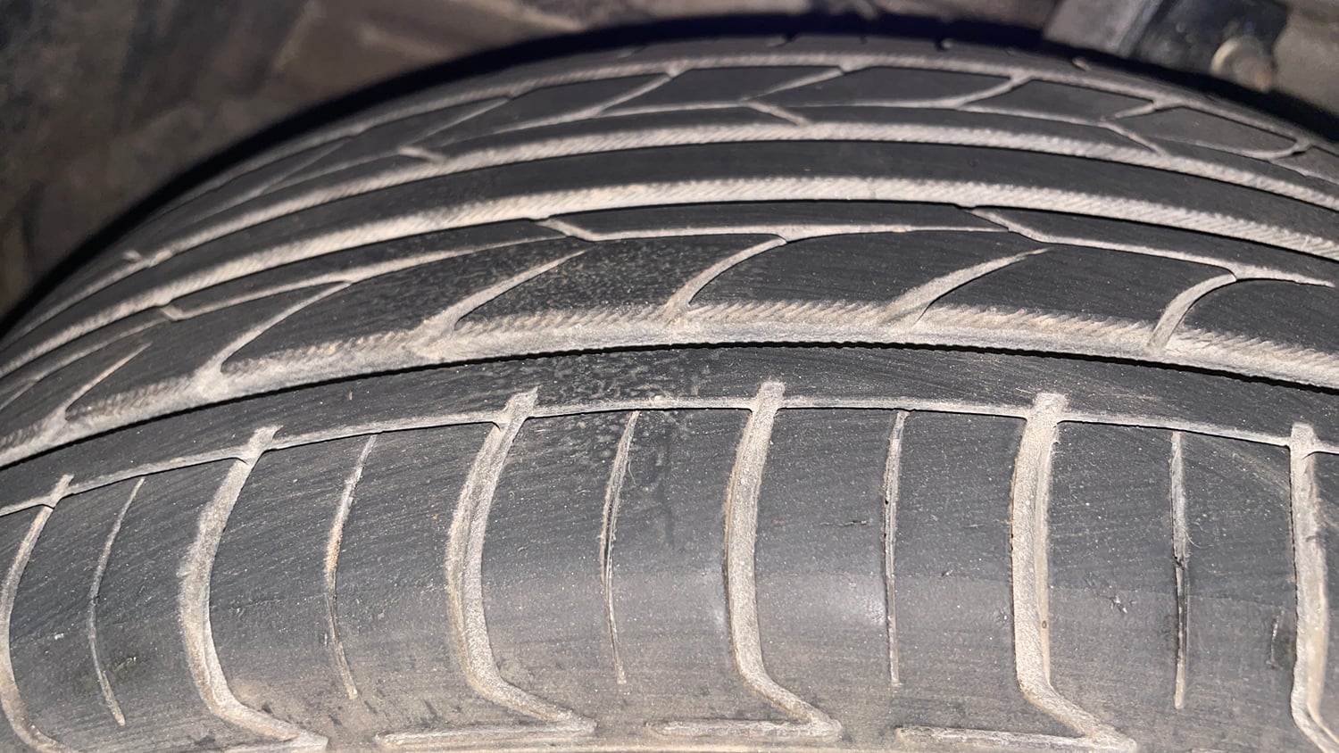 Used 2014 Maruti Suzuki Ertiga ZXi Petrol Manual tyres LEFT FRONT TYRE TREAD VIEW
