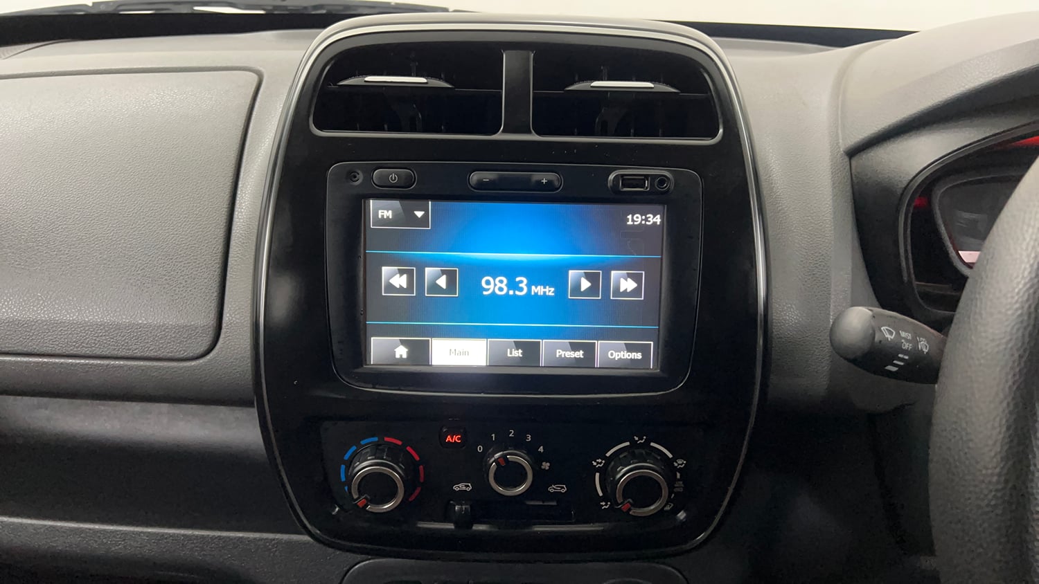 Used 2016 Renault Kwid RXT Petrol Manual interior MUSIC SYSTEM & AC CONTROL VIEW