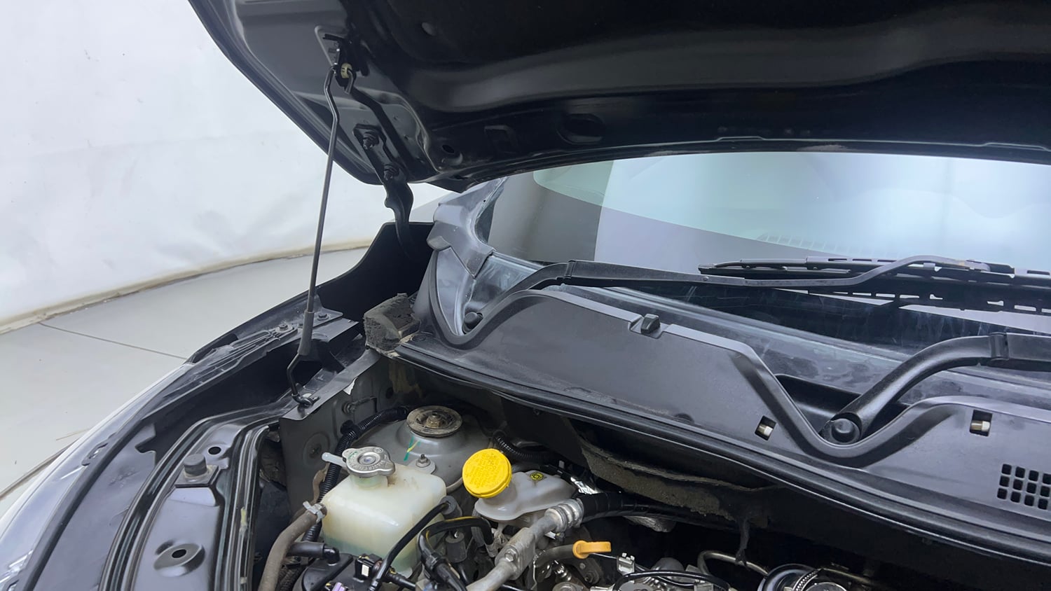 Used 2021 Nissan Magnite XV Turbo CVT Petrol Automatic engine ENGINE RIGHT SIDE HINGE & APRON VIEW
