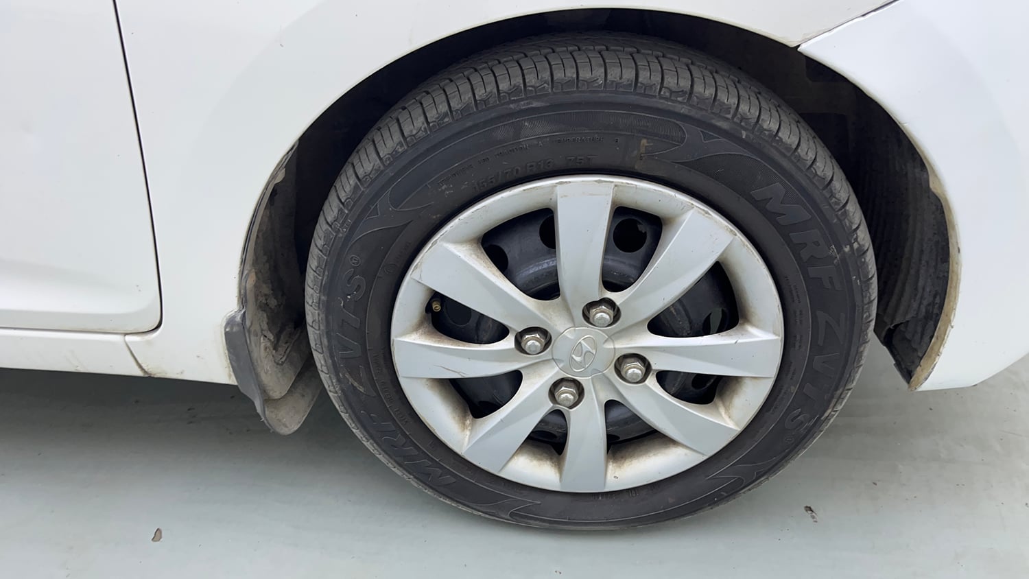 Used 2013 Hyundai Eon Sportz Petrol Manual tyres RIGHT FRONT TYRE RIM VIEW