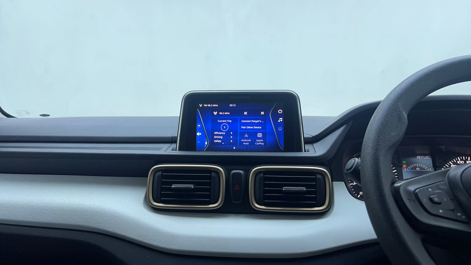 Used 2021 Tata Punch Accomplished Dazzle Pack MT Petrol Manual top_features Integrated (in-dash) music system