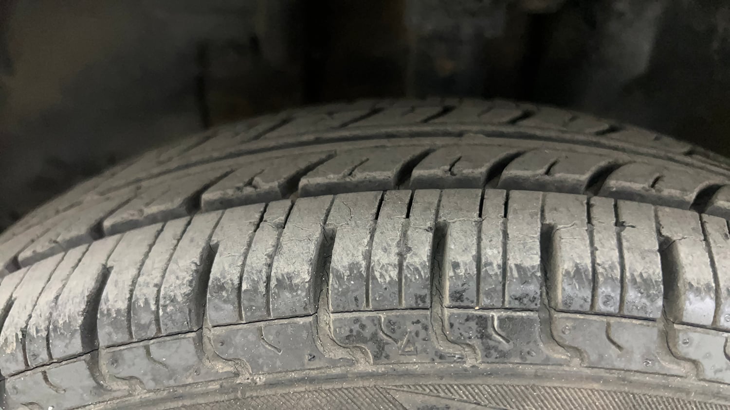 Used 2016 Renault Kwid RXT Petrol Manual tyres LEFT FRONT TYRE TREAD VIEW