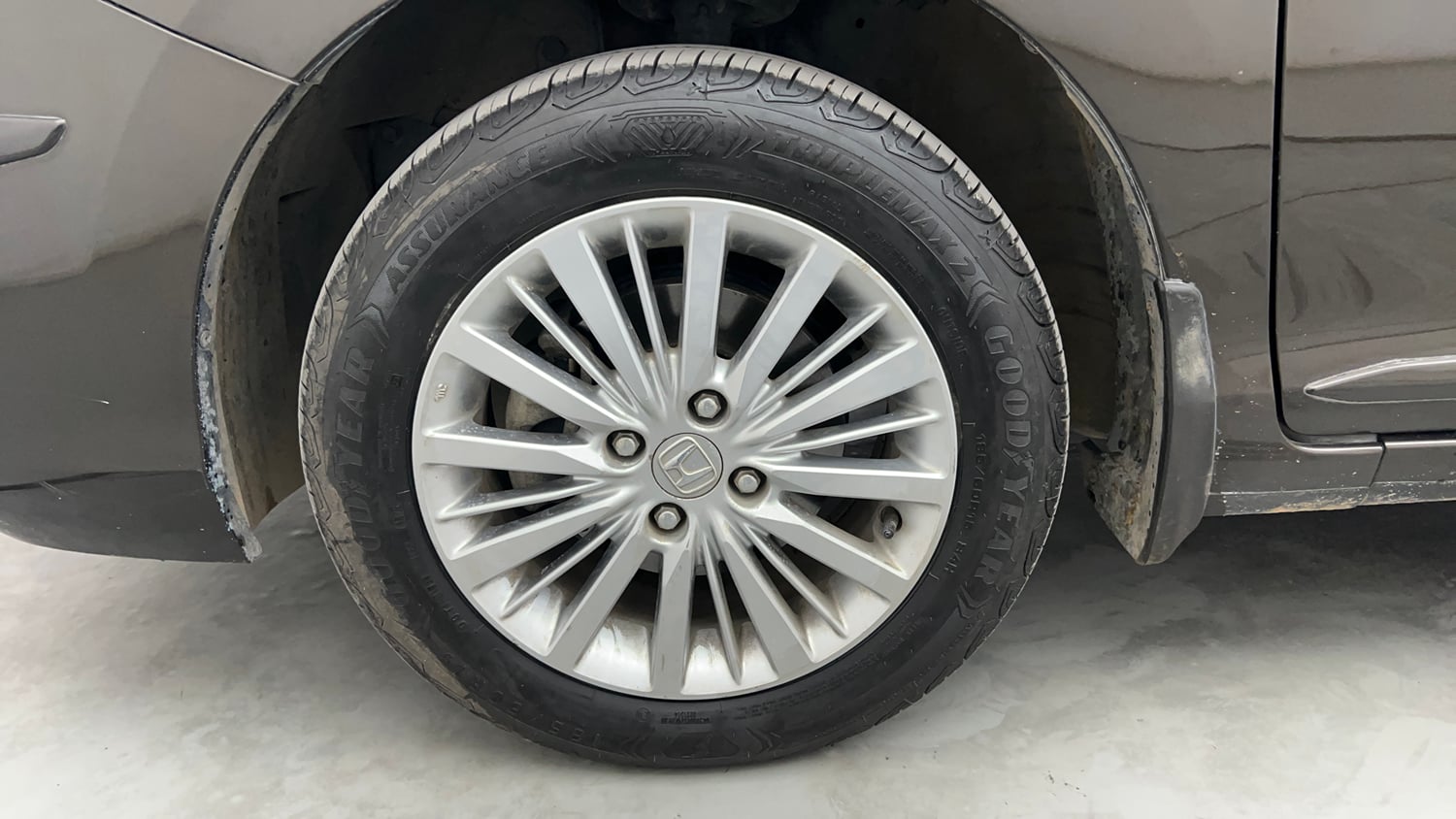 Used 2022 Honda City V Petrol Petrol Manual tyres LEFT FRONT TYRE RIM VIEW
