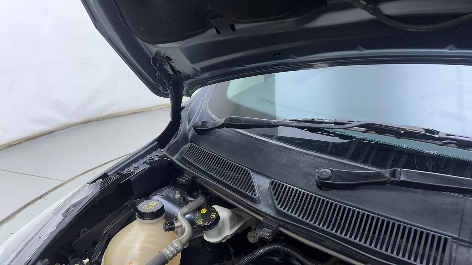 Used 2019 Ford Figo Titanium 1.2 Ti-VCT MT Petrol Manual engine ENGINE RIGHT SIDE HINGE & APRON VIEW