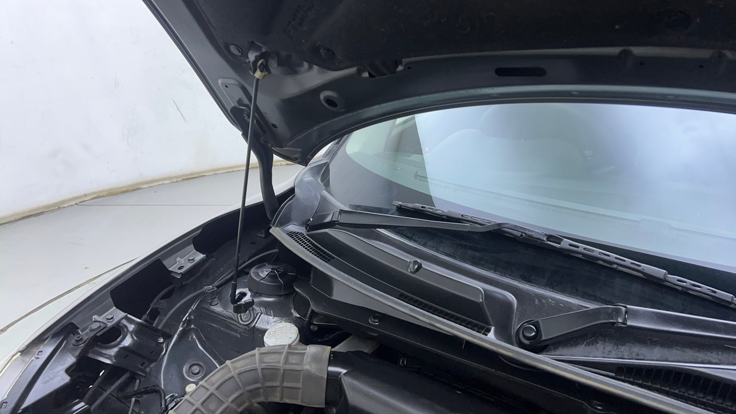 Used 2018 Maruti Suzuki Swift ZXi Plus Petrol Manual engine ENGINE RIGHT SIDE HINGE & APRON VIEW