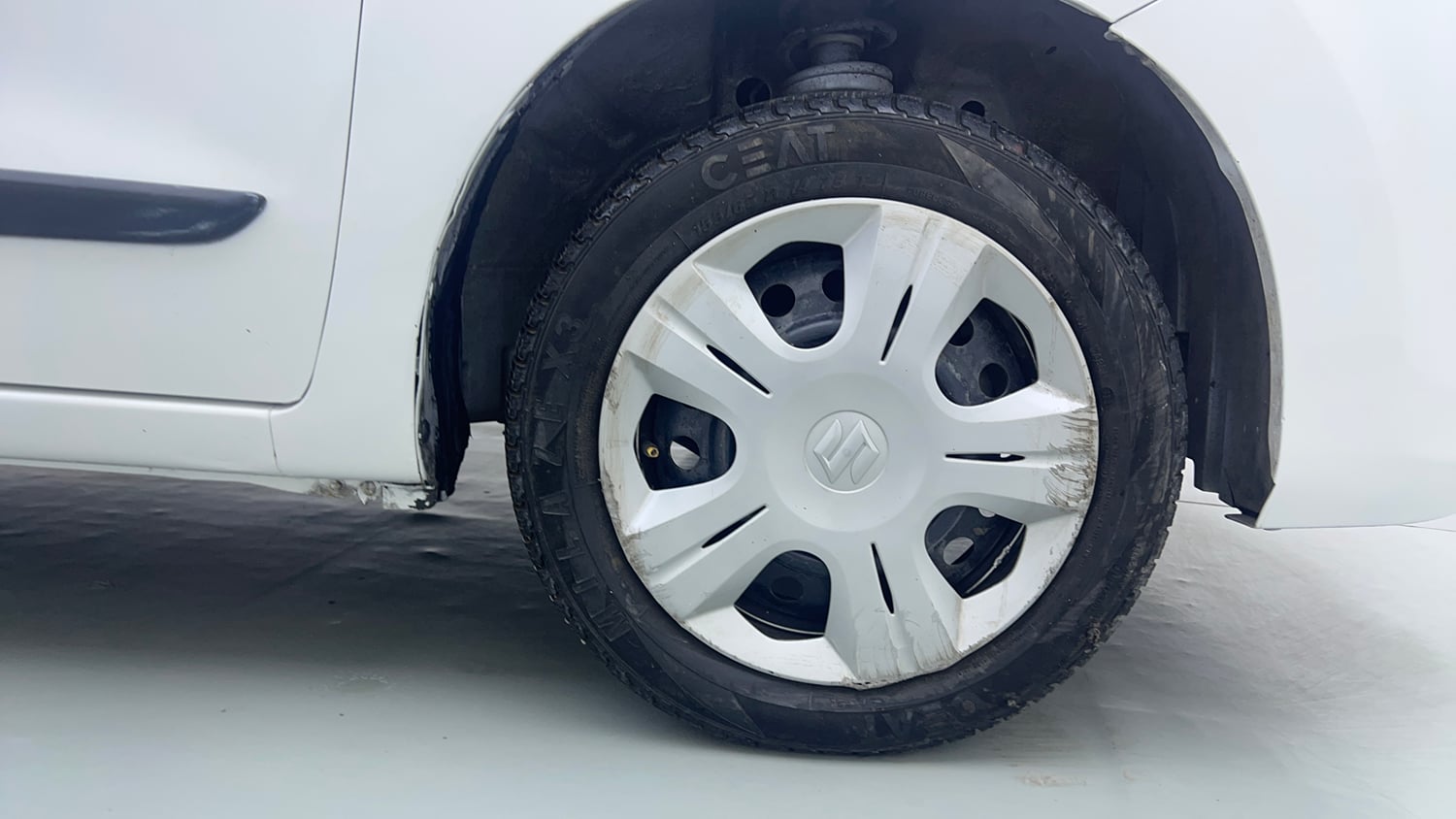 Used 2014 Maruti Suzuki Wagon R VXI Petrol Manual tyres RIGHT FRONT TYRE RIM VIEW