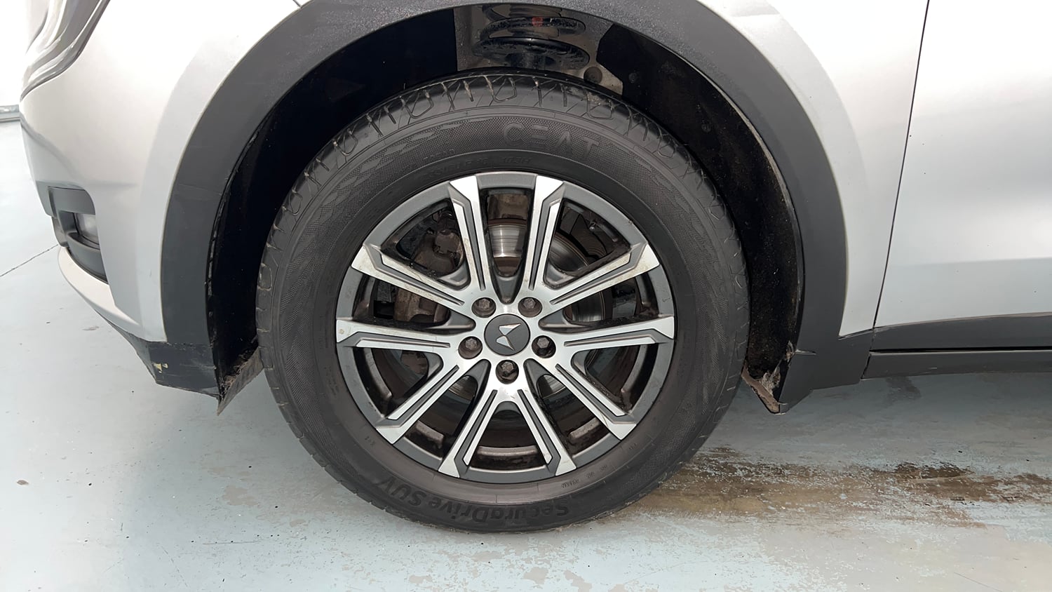 Used 2022 Mahindra XUV700 AX 7 Petrol MT 7 STR Petrol Manual tyres LEFT FRONT TYRE RIM VIEW