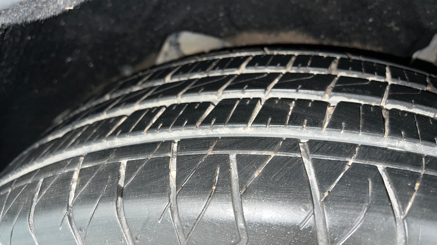 Used 2022 Mahindra XUV700 AX 7 Petrol MT 7 STR Petrol Manual tyres LEFT REAR TYRE TREAD VIEW