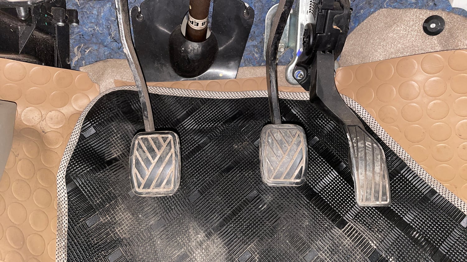 Used 2014 Maruti Suzuki Ertiga ZXi Petrol Manual interior PEDALS VIEW