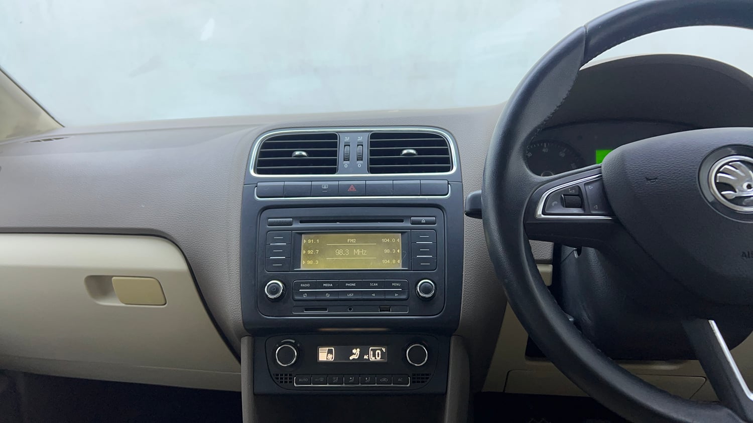 Used 2014 Skoda Rapid 1.6 MPI Elegance Petrol Manual interior MUSIC SYSTEM & AC CONTROL VIEW
