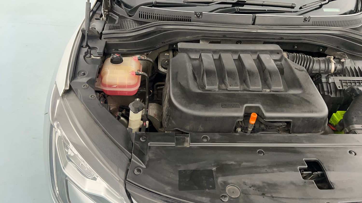 Used 2022 Mahindra XUV700 AX 7 Petrol MT 7 STR Petrol Manual engine ENGINE RIGHT SIDE VIEW