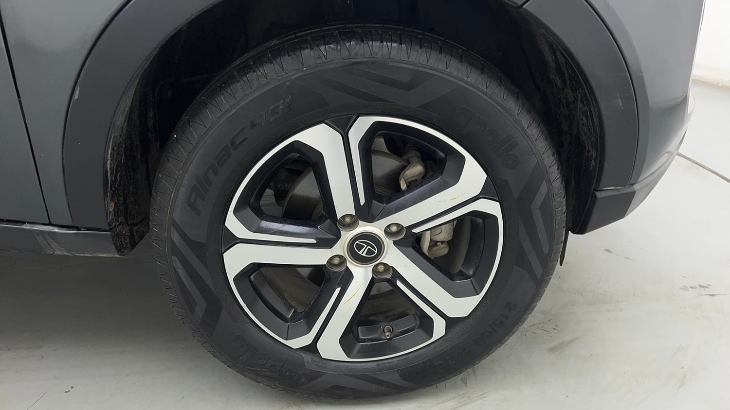 Used 2022 Tata Nexon XZA Plus (S) Petrol Automatic tyres RIGHT FRONT TYRE RIM VIEW