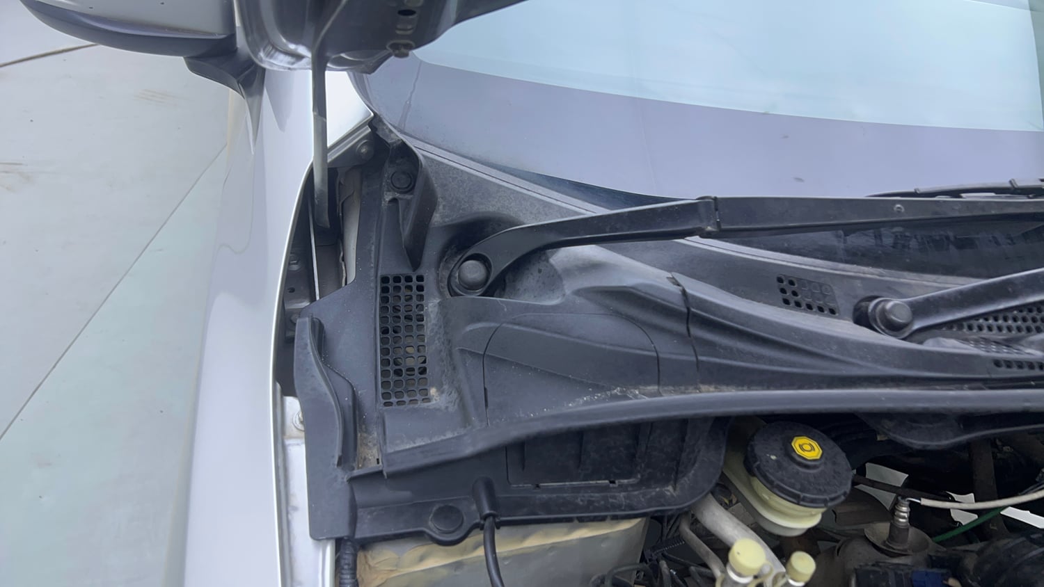 Used 2017 Honda City VX CVT Petrol Petrol Automatic engine ENGINE RIGHT SIDE HINGE & APRON VIEW