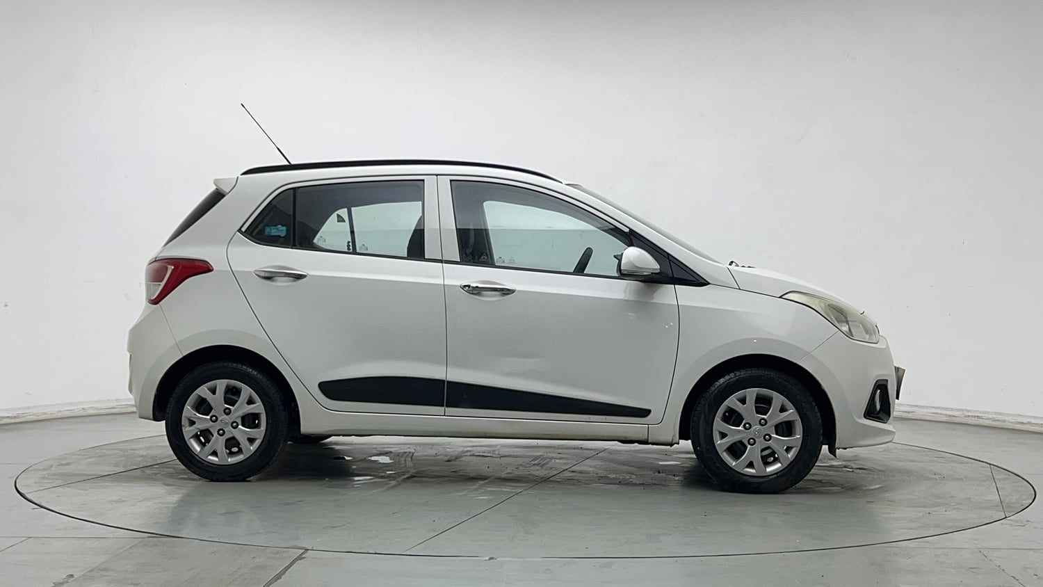 Used 2014 Hyundai Grand i10 Sportz AT 1.2 Kappa VTVT Petrol Automatic exterior RIGHT SIDE VIEW