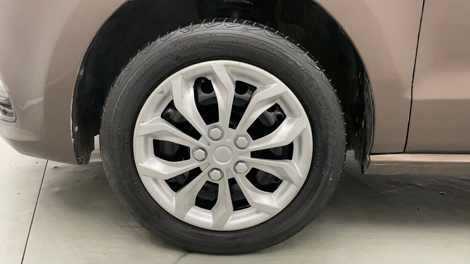 Used 2016 Volkswagen Polo Comfortline 1.2L (P) Petrol Manual tyres LEFT FRONT TYRE RIM VIEW