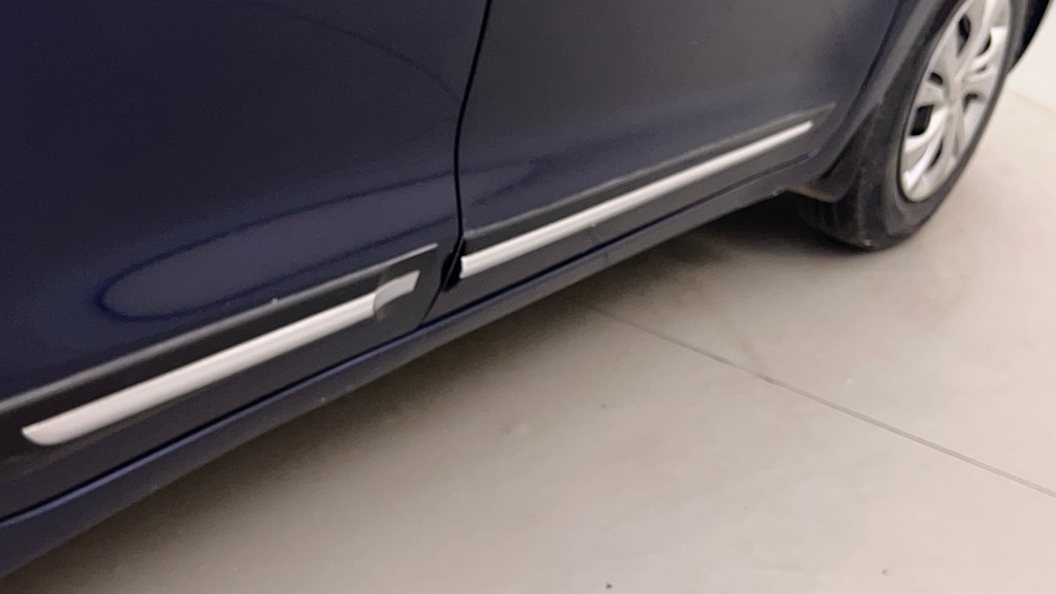 Used 2019 Maruti Suzuki Swift VXi AMT Petrol Automatic dents MINOR SCRATCH