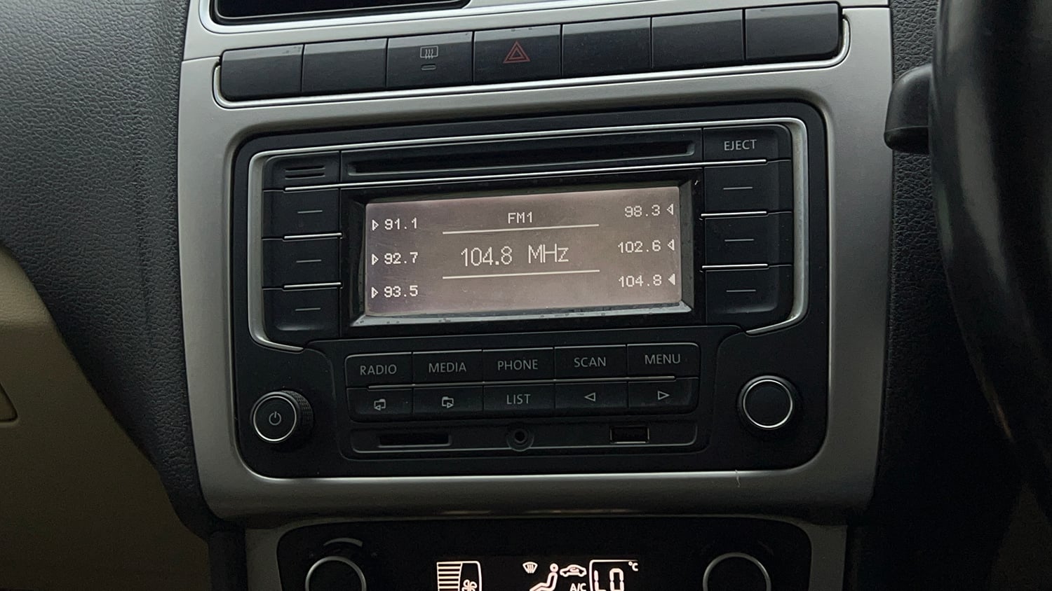 Used 2014 Volkswagen Polo Highline1.2L (P) Petrol Manual top_features Integrated (in-dash) music system