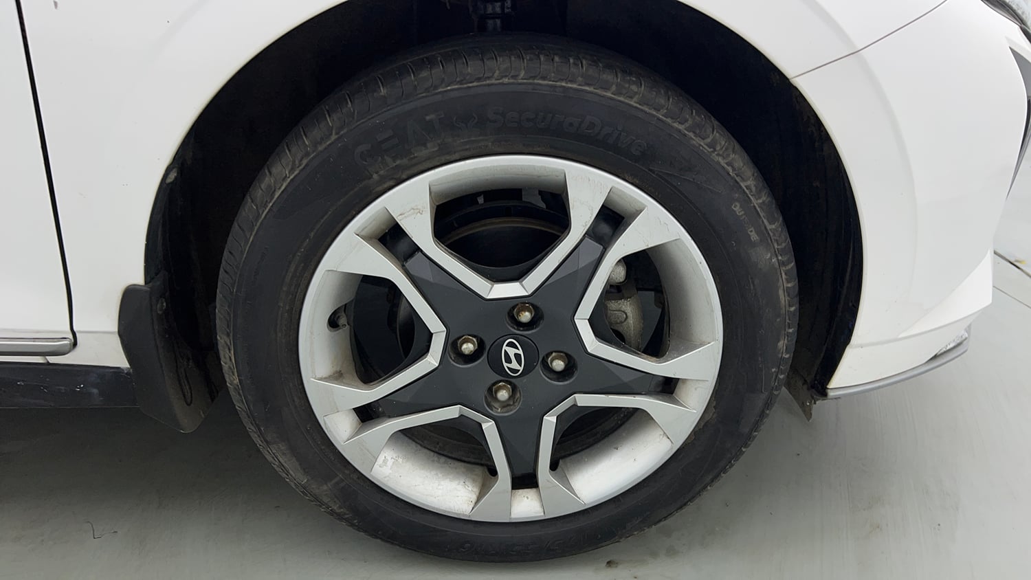 Used 2024 Hyundai New i20 Sportz 1.2 MT Petrol Manual tyres RIGHT FRONT TYRE RIM VIEW