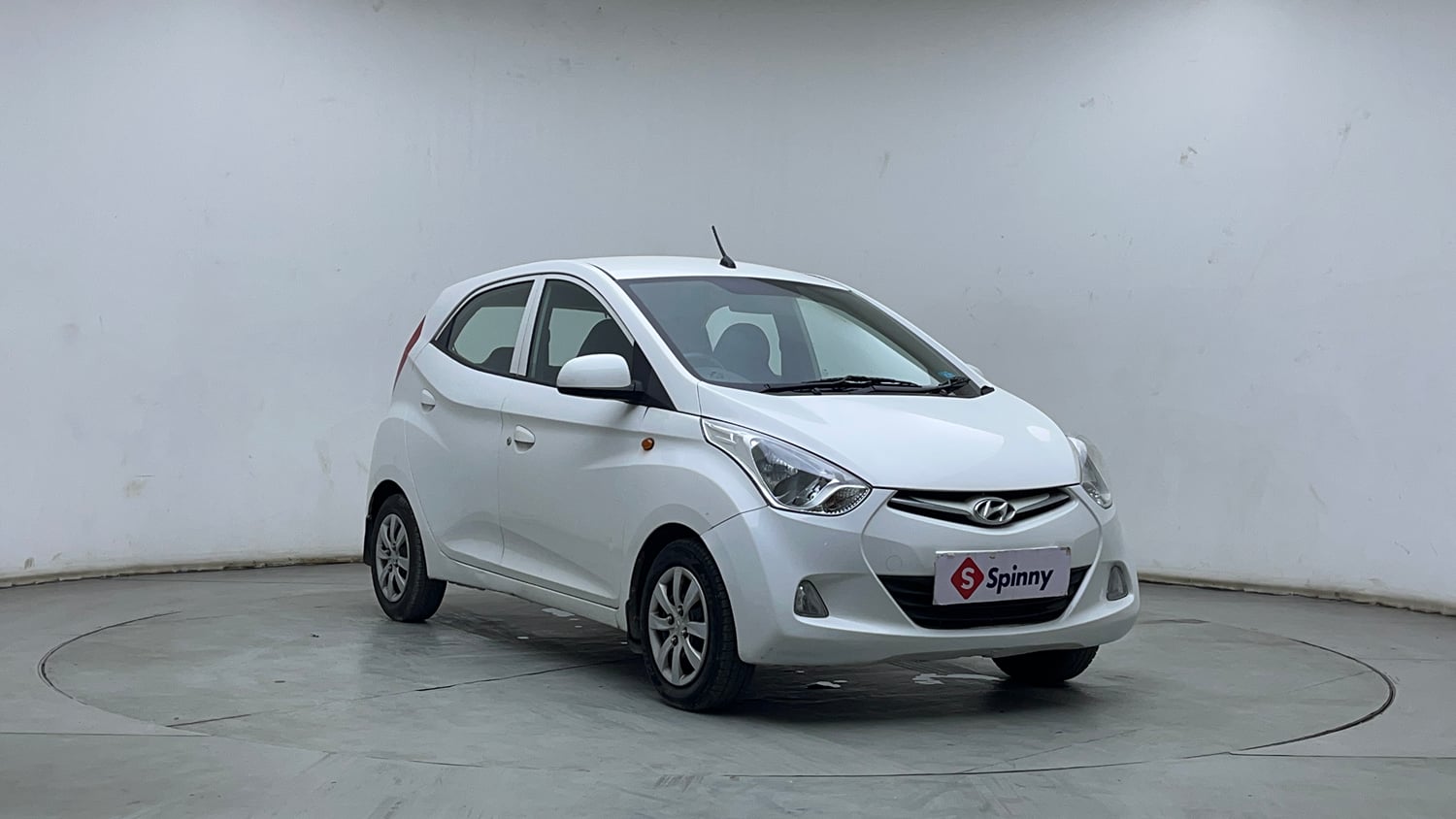 Used 2013 Hyundai Eon Sportz Petrol Manual exterior RIGHT FRONT CORNER VIEW