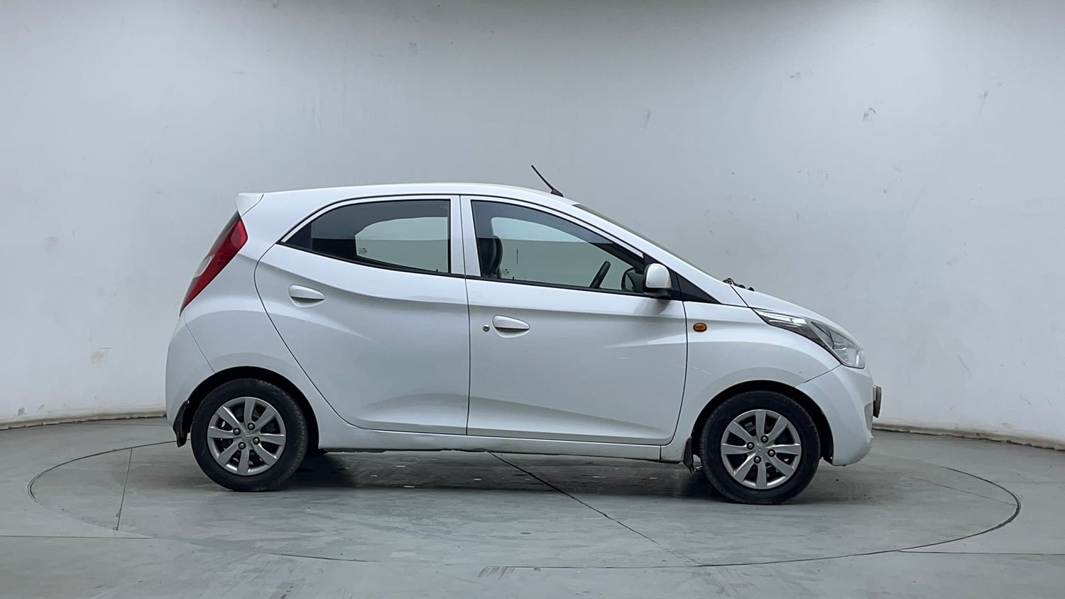 Used 2013 Hyundai Eon Sportz Petrol Manual exterior RIGHT SIDE VIEW