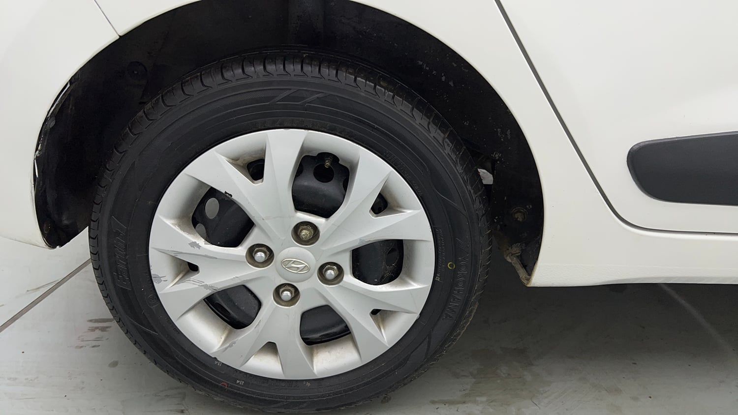 Used 2014 Hyundai Grand i10 Sportz AT 1.2 Kappa VTVT Petrol Automatic tyres RIGHT REAR TYRE RIM VIEW