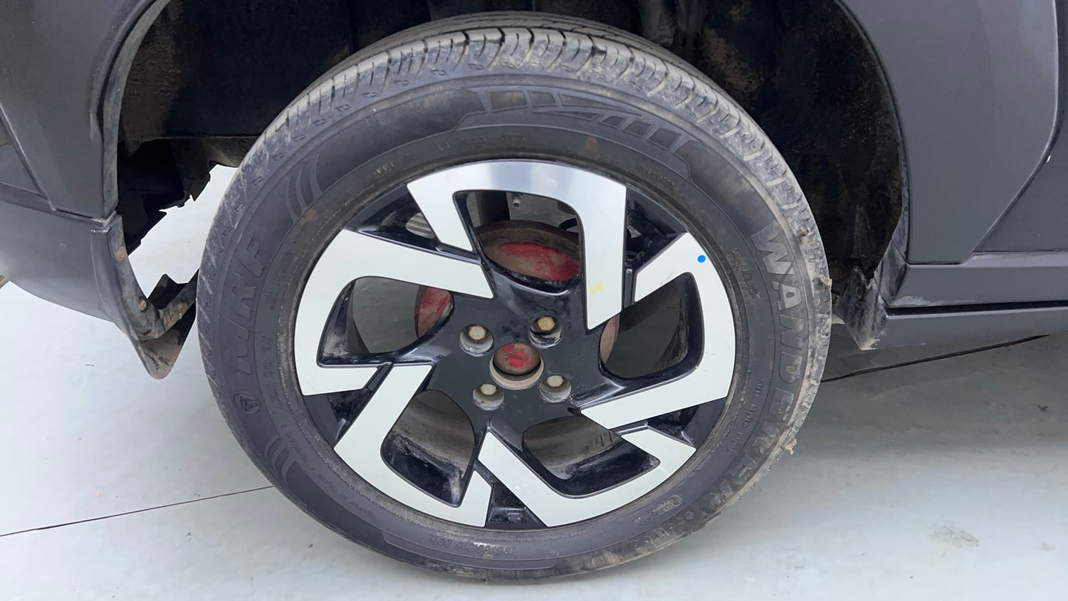 Used 2021 Nissan Magnite XV Turbo CVT Petrol Automatic tyres RIGHT REAR TYRE RIM VIEW