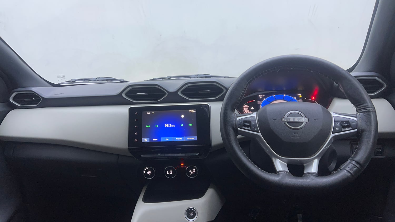 Used 2021 Nissan Magnite XV Turbo CVT Petrol Automatic interior DASHBOARD VIEW