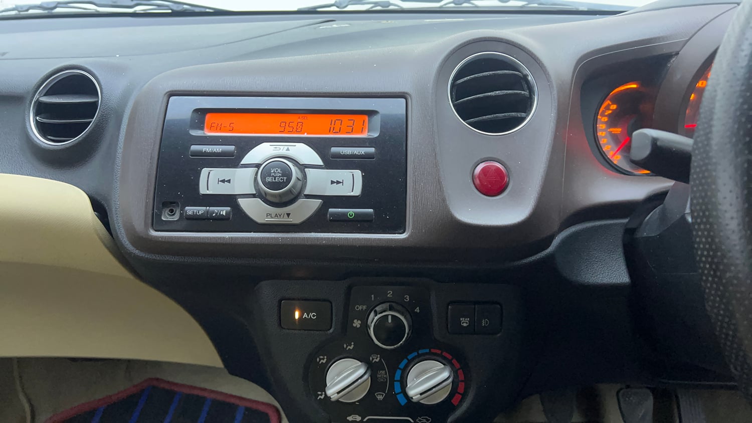 Used 2013 Honda Amaze 1.2 VX i-VTEC Petrol Manual interior MUSIC SYSTEM & AC CONTROL VIEW