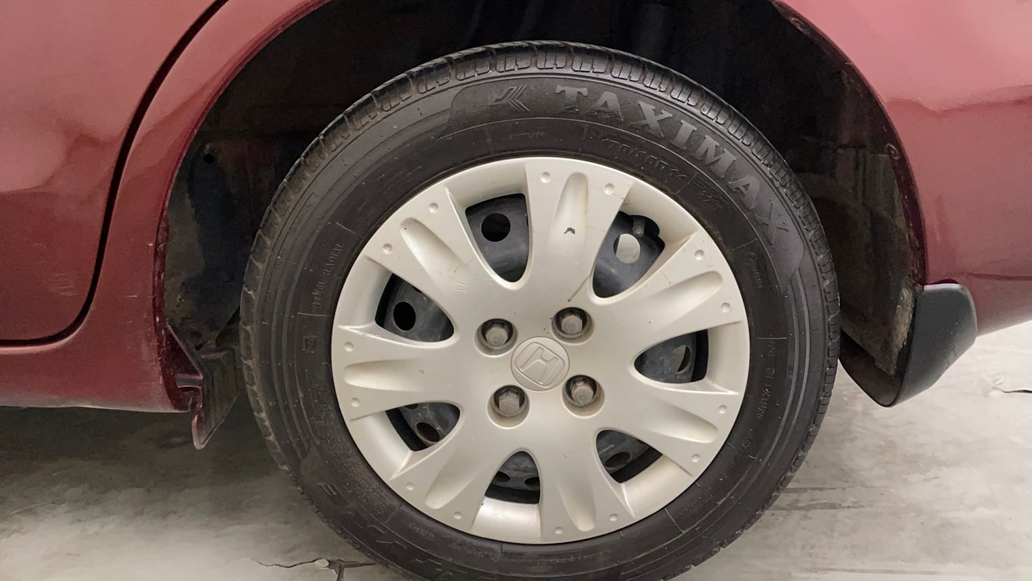 Used 2016 Honda Amaze 1.2 S AT i-VTEC Petrol Automatic tyres LEFT REAR TYRE RIM VIEW