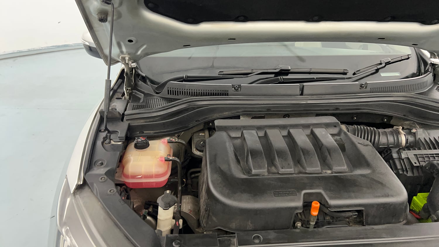 Used 2022 Mahindra XUV700 AX 7 Petrol MT 7 STR Petrol Manual engine ENGINE RIGHT SIDE HINGE & APRON VIEW