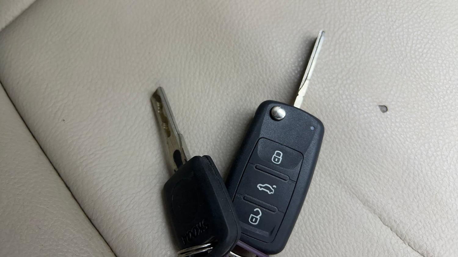 Used 2014 Skoda Rapid 1.6 MPI Elegance Petrol Manual extra CAR KEY VIEW