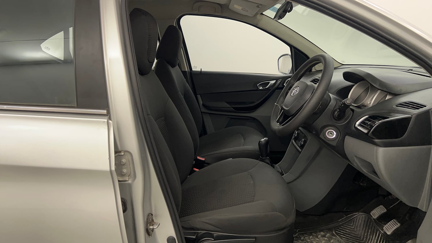 Used 2018 Tata Tigor Revotron XZ (O) Petrol Manual interior RIGHT SIDE FRONT DOOR CABIN VIEW