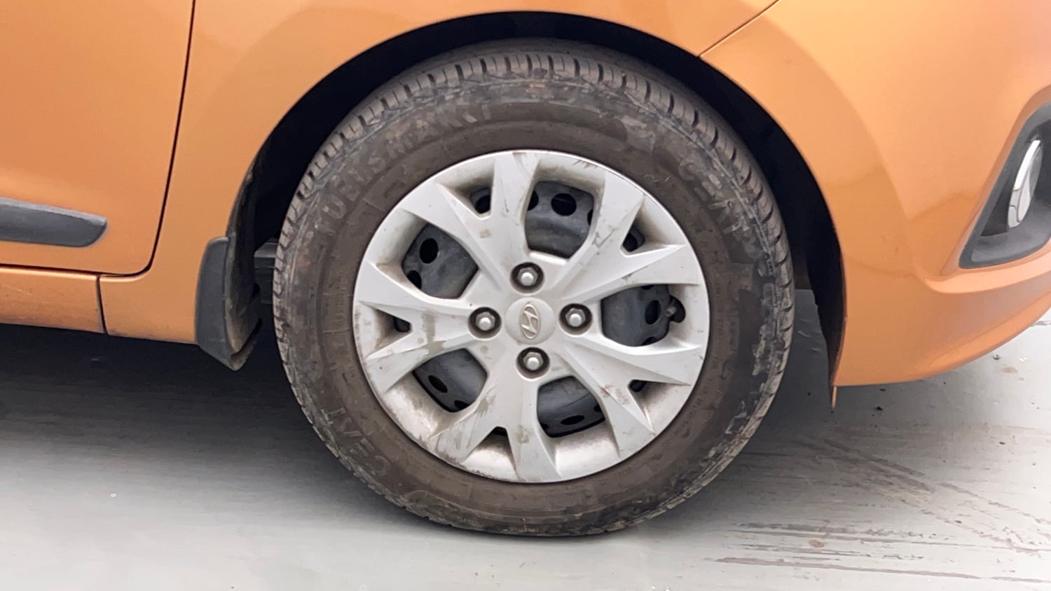 Used 2015 Hyundai Grand i10 Sportz 1.2 Kappa VTVT Petrol Manual tyres RIGHT FRONT TYRE RIM VIEW