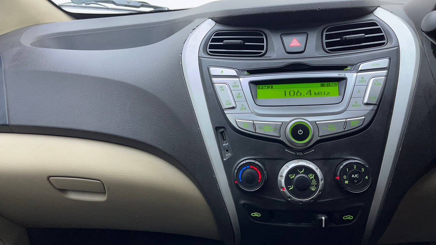 Used 2013 Hyundai Eon Sportz Petrol Manual interior MUSIC SYSTEM & AC CONTROL VIEW