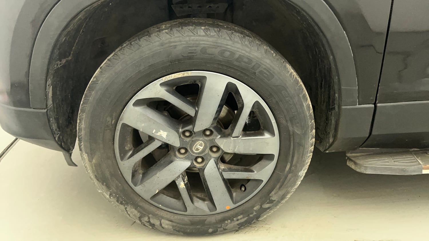 Used 2022 Tata Harrier XZA Plus Dark Edition Diesel Automatic tyres LEFT FRONT TYRE RIM VIEW