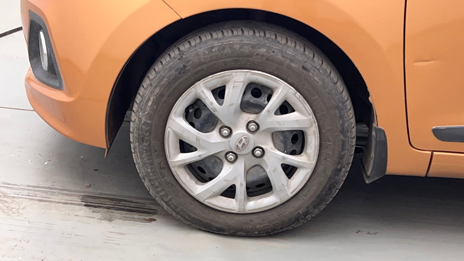 Used 2015 Hyundai Grand i10 Sportz 1.2 Kappa VTVT Petrol Manual tyres LEFT FRONT TYRE RIM VIEW