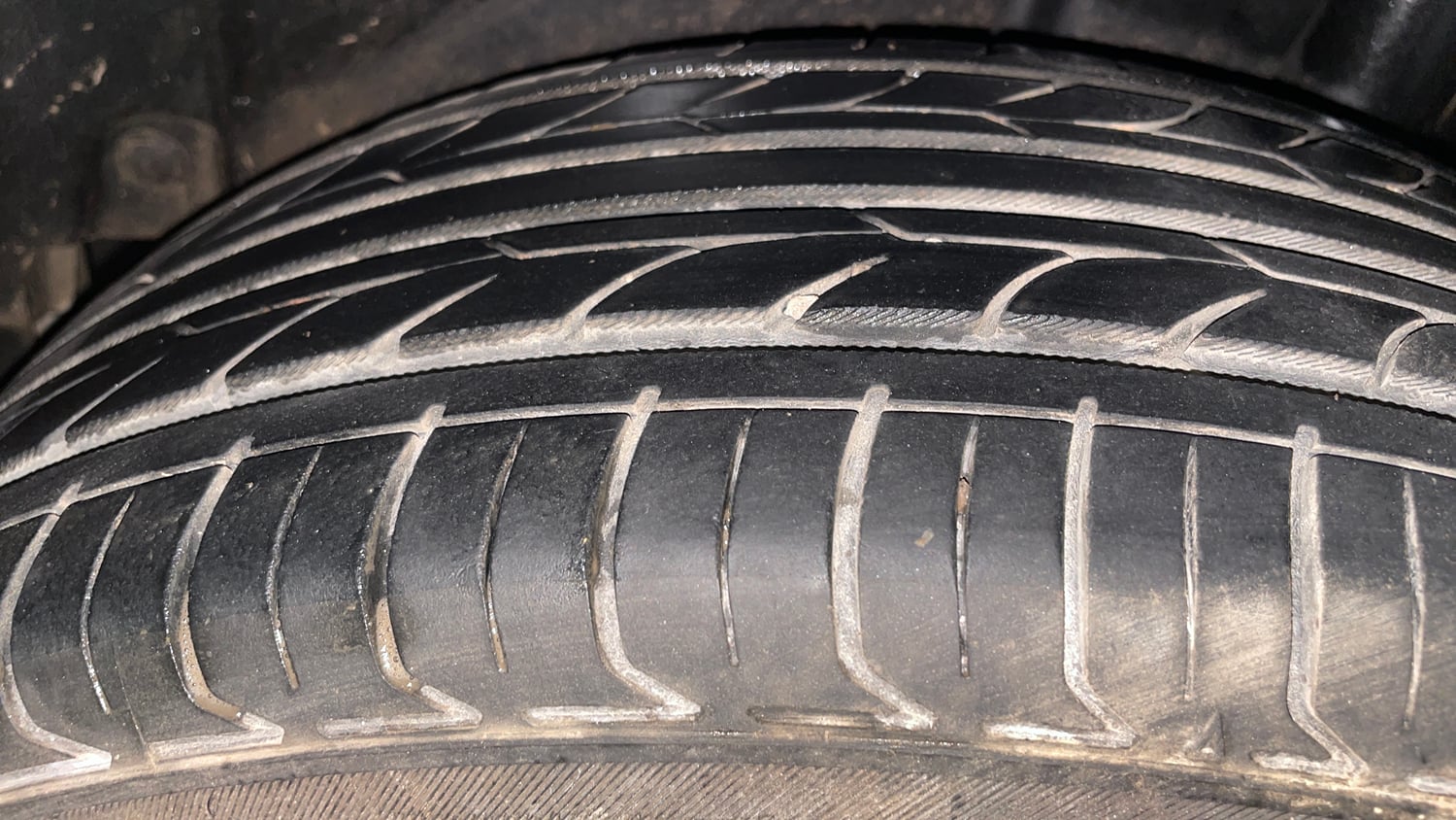 Used 2014 Maruti Suzuki Ertiga ZXi Petrol Manual tyres LEFT REAR TYRE TREAD VIEW