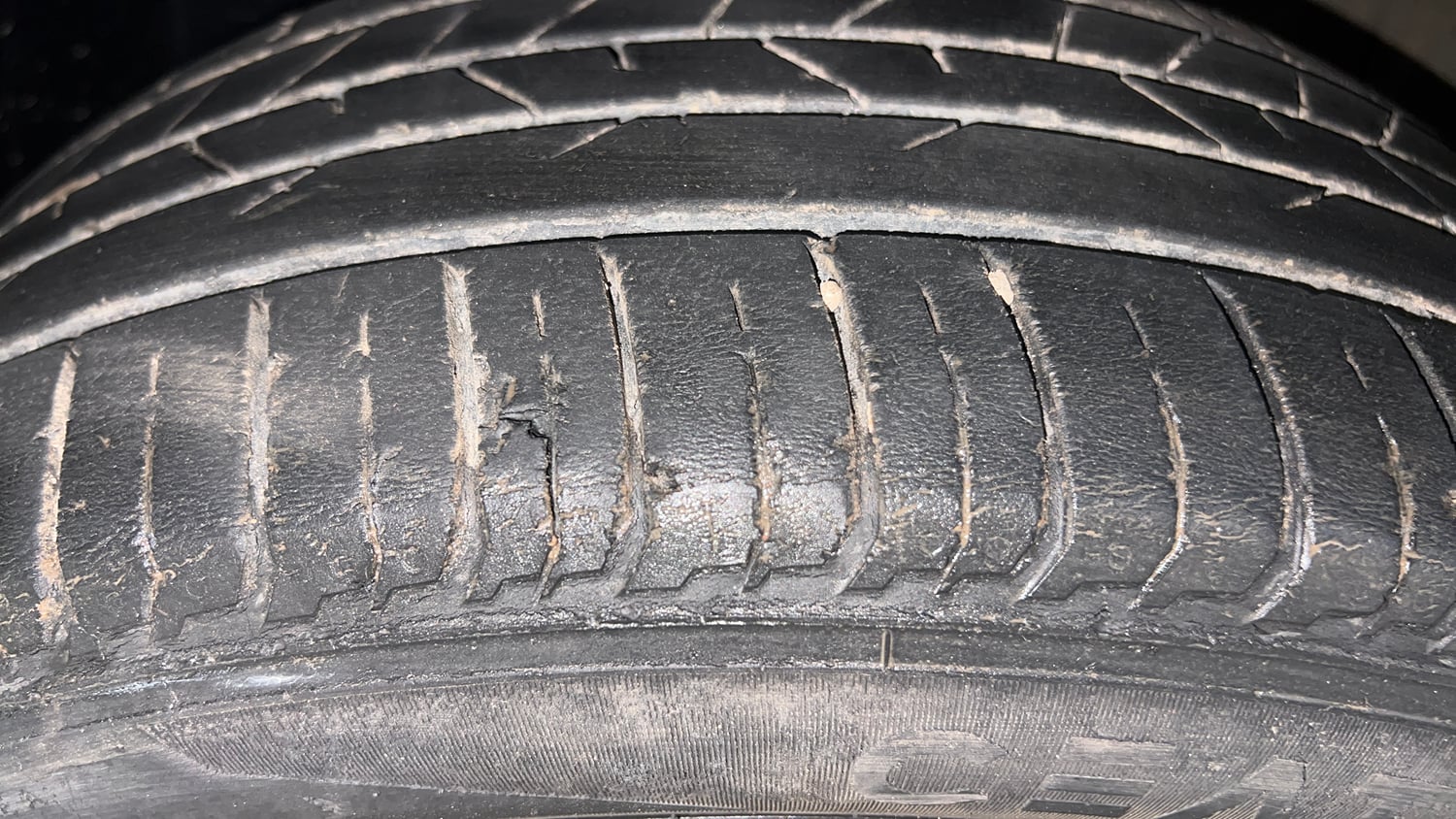 Used 2023 Hyundai i20 Sportz 1.2 IVT Petrol Automatic tyres LEFT FRONT TYRE TREAD VIEW