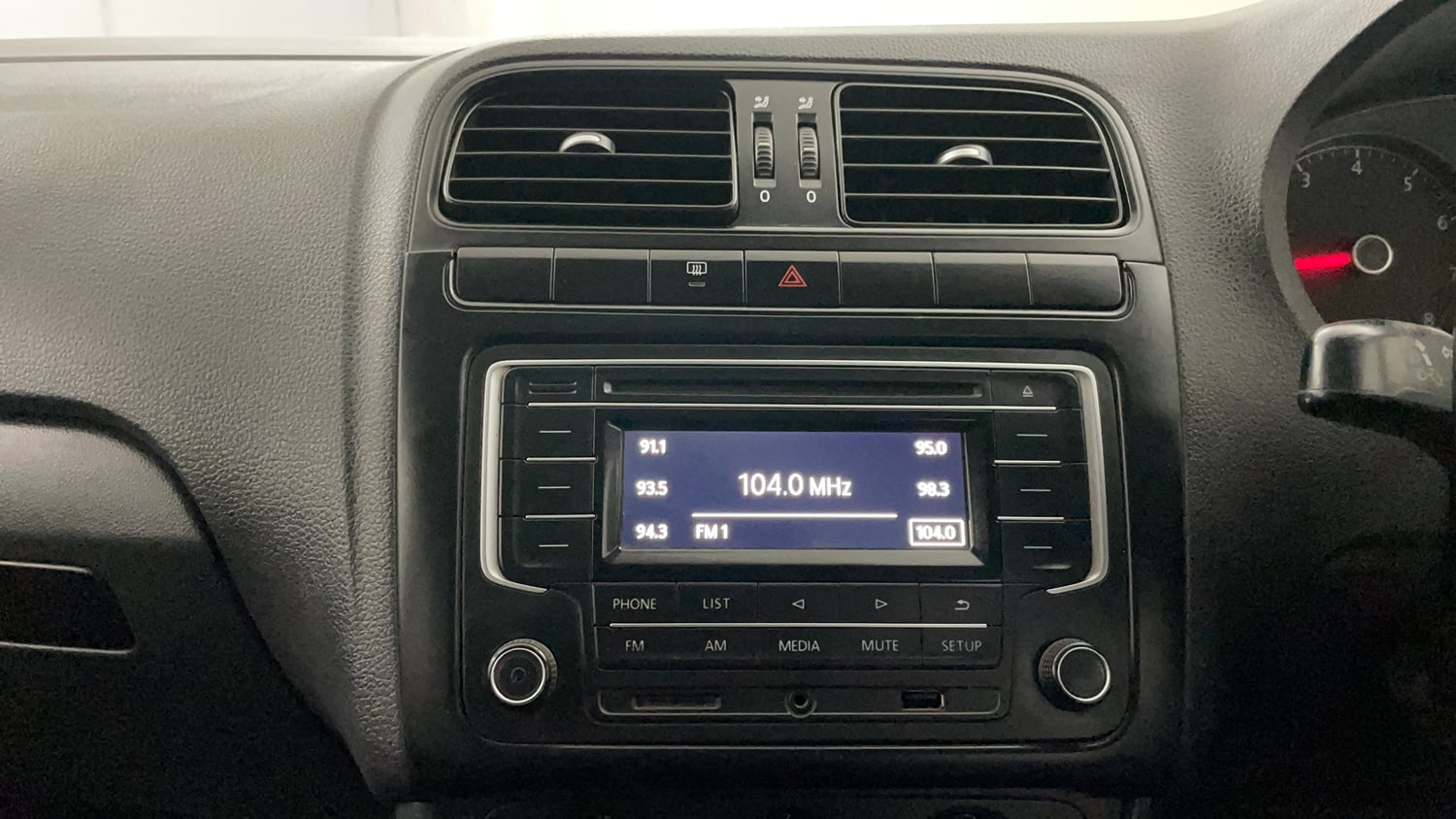 Used 2016 Volkswagen Polo Comfortline 1.2L (P) Petrol Manual top_features Integrated (in-dash) music system
