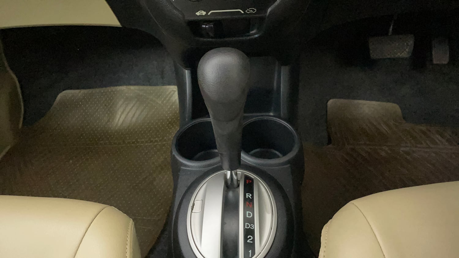 Used 2016 Honda Amaze 1.2 S AT i-VTEC Petrol Automatic interior GEAR  KNOB VIEW