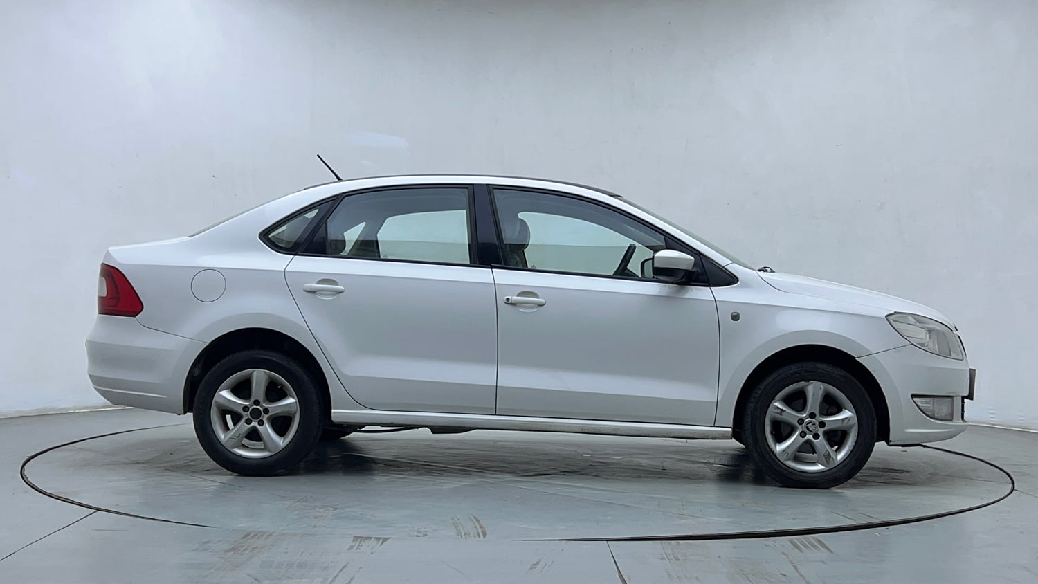 Used 2014 Skoda Rapid 1.6 MPI Elegance Petrol Manual exterior RIGHT SIDE VIEW