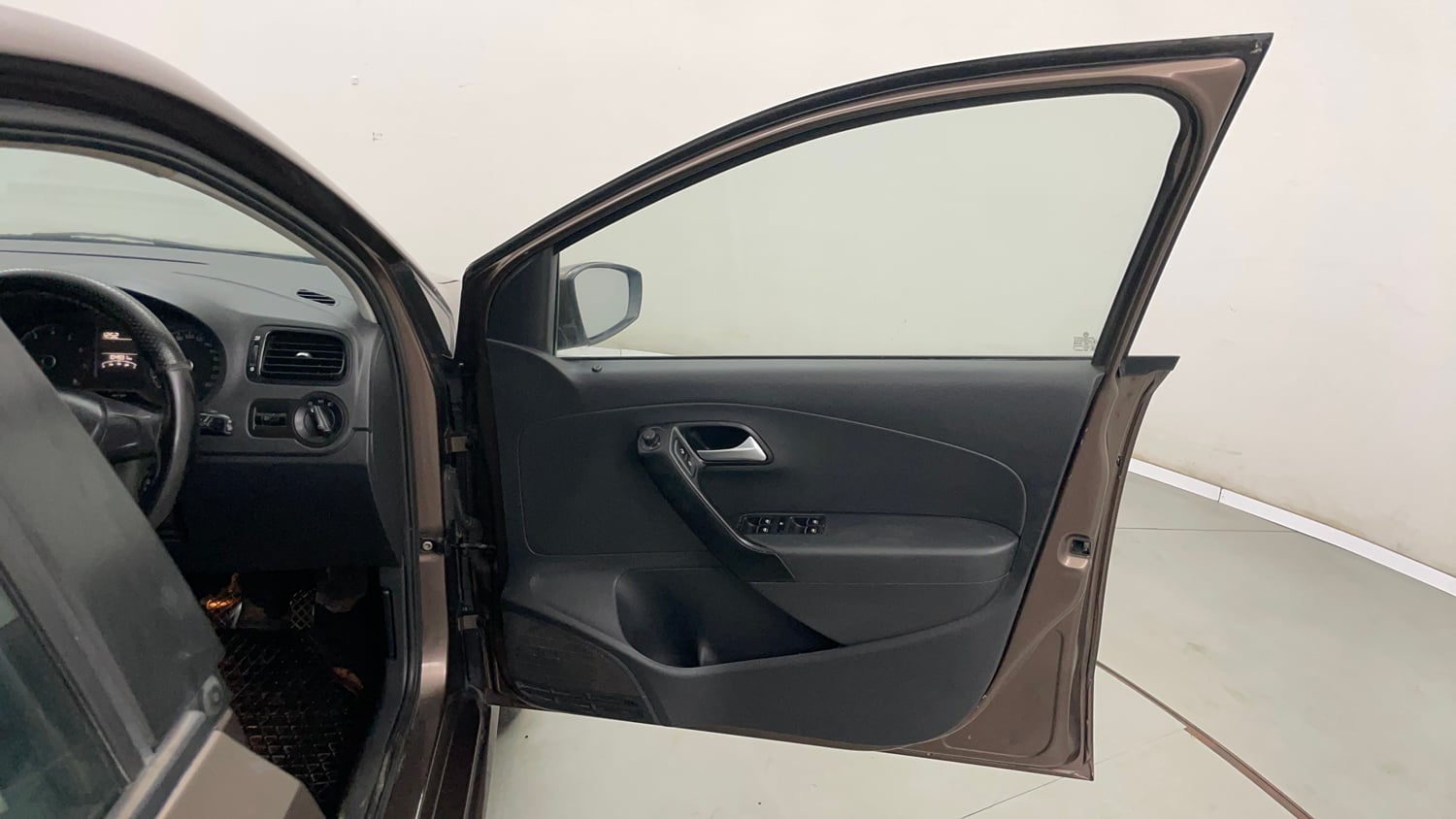 Used 2016 Volkswagen Polo Comfortline 1.2L (P) Petrol Manual interior RIGHT FRONT DOOR OPEN VIEW