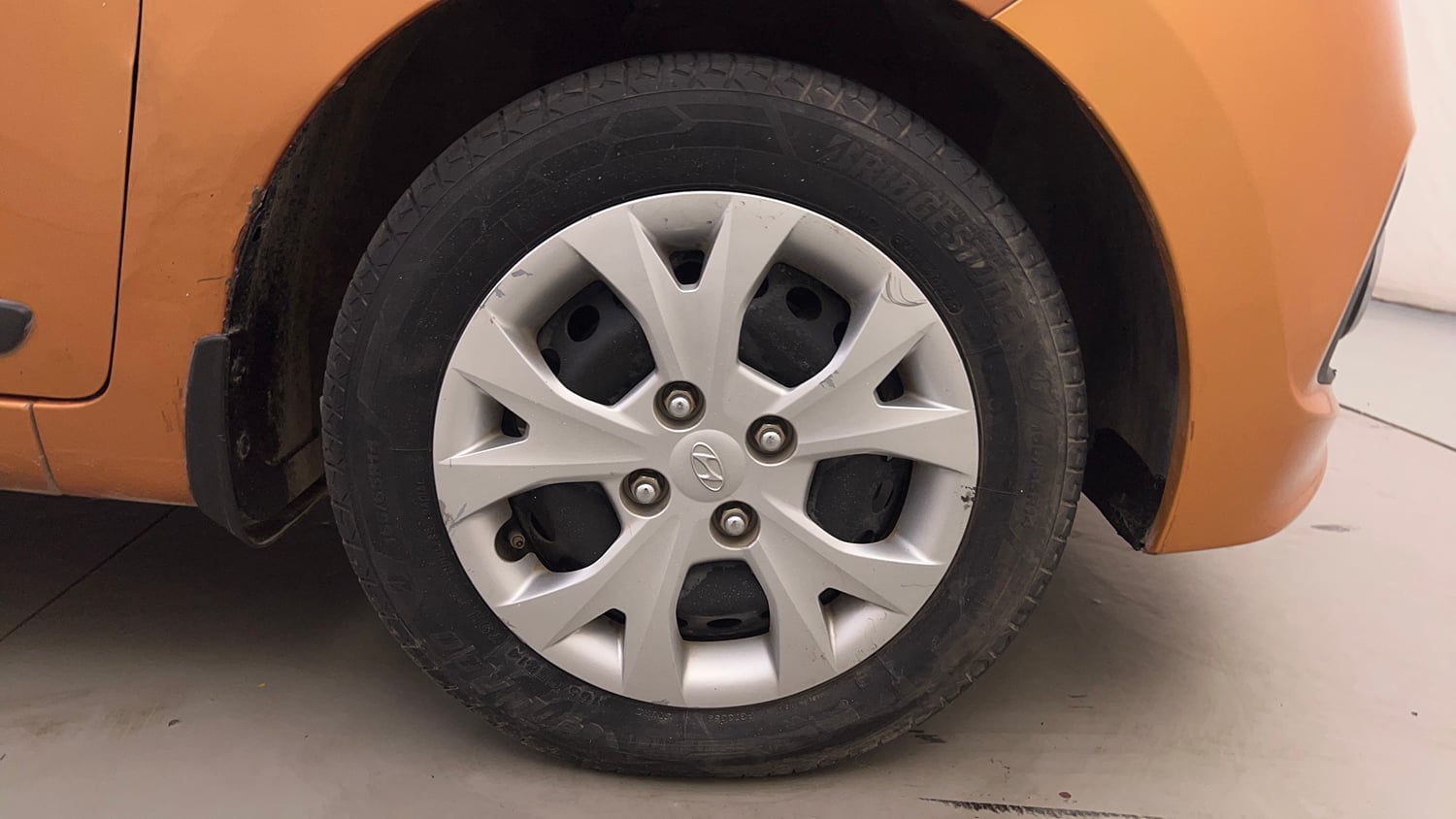 Used 2016 Hyundai Grand i10 Sportz 1.2 Kappa VTVT Petrol Manual tyres RIGHT FRONT TYRE RIM VIEW