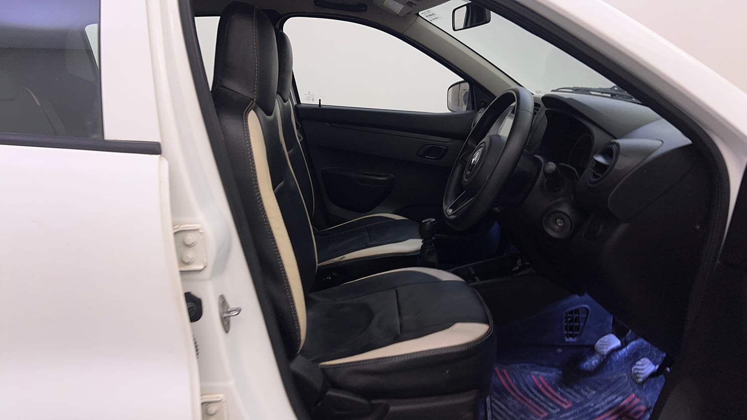 Used 2022 Renault Kwid RXL (O) 0.8 Petrol Manual interior RIGHT SIDE FRONT DOOR CABIN VIEW