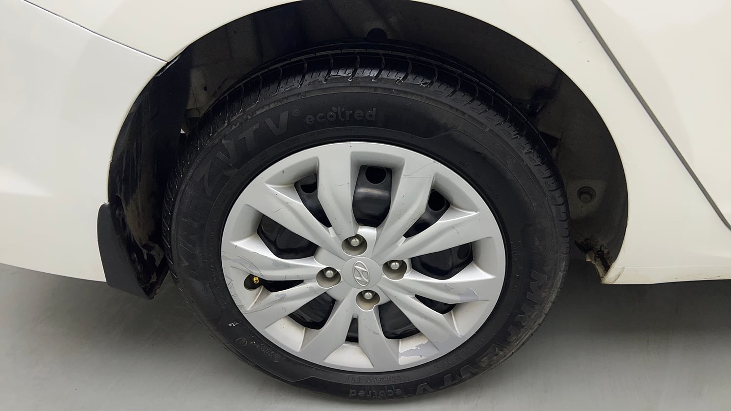 Used 2019 Hyundai Verna EX 1.4 VTVT Petrol Manual tyres RIGHT REAR TYRE RIM VIEW